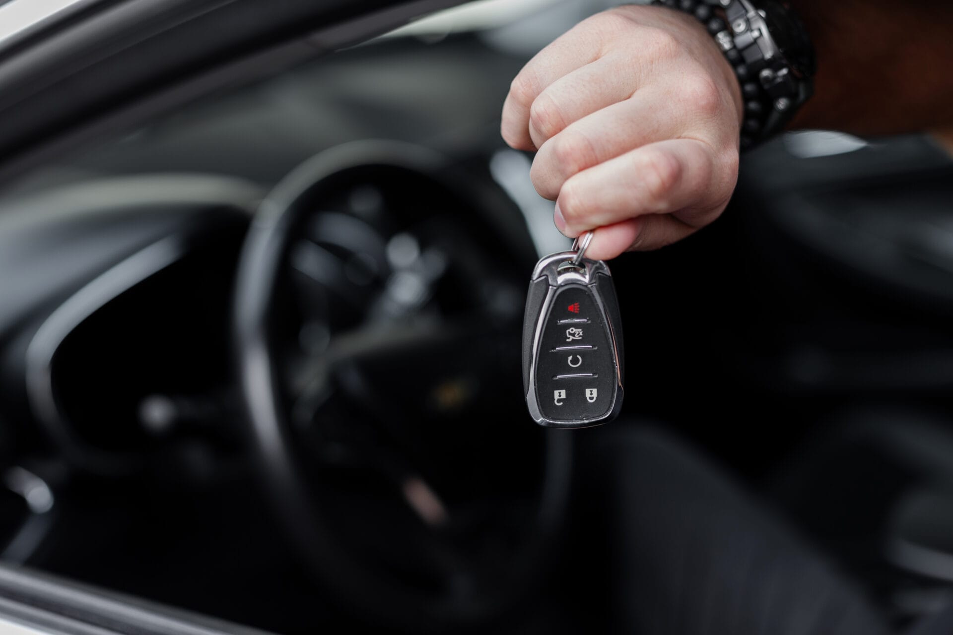 Man's hand holds the car keys.